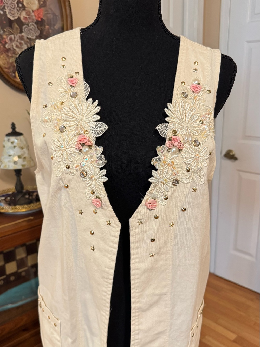 Vintage Embroidered Cream Vest with Floral Design Size Medium